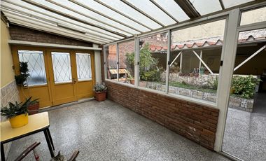 VENTA CASA 5 AMBIENTES CON COCHERA. PJE MALAGA 5600