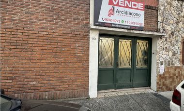 VENTA CASA 5 AMBIENTES CON COCHERA. PJE MALAGA 5600