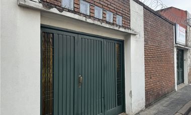 VENTA CASA 5 AMBIENTES CON COCHERA. PJE MALAGA 5600