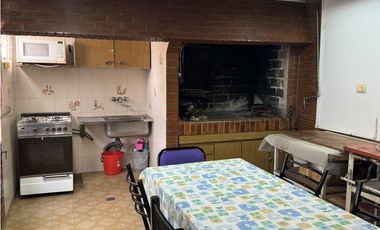 VENTA CASA 5 AMBIENTES CON COCHERA. PJE MALAGA 5600