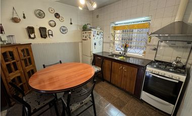 VENTA CASA 5 AMBIENTES CON COCHERA. PJE MALAGA 5600