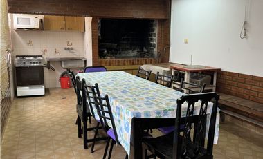 VENTA CASA 5 AMBIENTES CON COCHERA. PJE MALAGA 5600