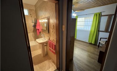 VENTA CASA 5 AMBIENTES CON COCHERA. PJE MALAGA 5600