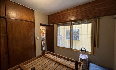 VENTA CASA 5 AMBIENTES CON COCHERA. PJE MALAGA 5600