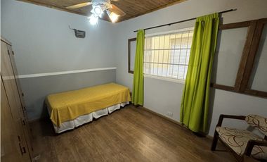 VENTA CASA 5 AMBIENTES CON COCHERA. PJE MALAGA 5600