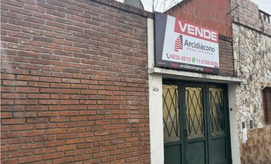 VENTA CASA 5 AMBIENTES CON COCHERA. PJE MALAGA 5600