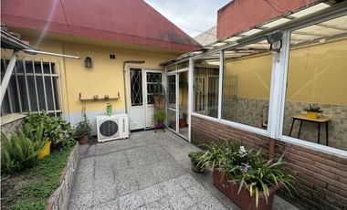 VENTA CASA 5 AMBIENTES CON COCHERA. PJE MALAGA 5600