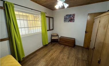 VENTA CASA 5 AMBIENTES CON COCHERA. PJE MALAGA 5600