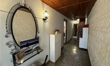 VENTA CASA 5 AMBIENTES CON COCHERA. PJE MALAGA 5600