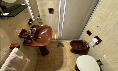 VENTA CASA 5 AMBIENTES CON COCHERA. PJE MALAGA 5600