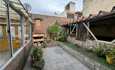 VENTA CASA 5 AMBIENTES CON COCHERA. PJE MALAGA 5600