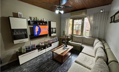 VENTA CASA 5 AMBIENTES CON COCHERA. PJE MALAGA 5600