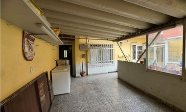 VENTA CASA 5 AMBIENTES CON COCHERA. PJE MALAGA 5600