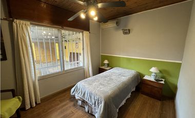 VENTA CASA 5 AMBIENTES CON COCHERA. PJE MALAGA 5600