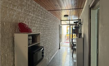 VENTA CASA 5 AMBIENTES CON COCHERA. PJE MALAGA 5600