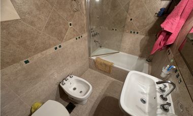 VENTA CASA 5 AMBIENTES CON COCHERA. PJE MALAGA 5600