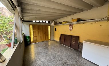VENTA CASA 5 AMBIENTES CON COCHERA. PJE MALAGA 5600