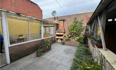 VENTA CASA 5 AMBIENTES CON COCHERA. PJE MALAGA 5600