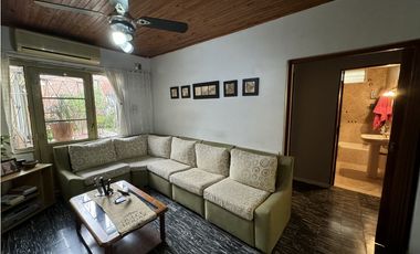 VENTA CASA 5 AMBIENTES CON COCHERA. PJE MALAGA 5600