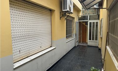 VENTA CASA 5 AMBIENTES CON COCHERA. PJE MALAGA 5600