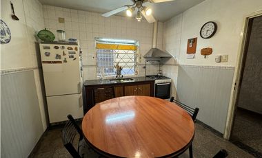 VENTA CASA 5 AMBIENTES CON COCHERA. PJE MALAGA 5600