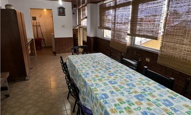 VENTA CASA 5 AMBIENTES CON COCHERA. PJE MALAGA 5600