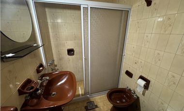 VENTA CASA 5 AMBIENTES CON COCHERA. PJE MALAGA 5600