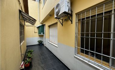 VENTA CASA 5 AMBIENTES CON COCHERA. PJE MALAGA 5600