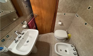 VENTA CASA 5 AMBIENTES CON COCHERA. PJE MALAGA 5600
