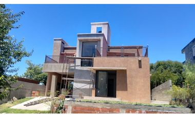 SE VENDE CASA A ESTRENAR EN TANTI A DOS CUADRAS DE LA RUTA