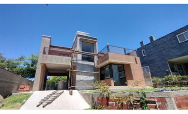 SE VENDE CASA A ESTRENAR EN TANTI A DOS CUADRAS DE LA RUTA