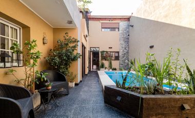 VENTA CASA 5 AMBIENTES CON COCHERA Y PILETA. PJE MALDONADO 5400
