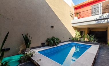 VENTA CASA 5 AMBIENTES CON COCHERA Y PILETA. PJE MALDONADO 5400