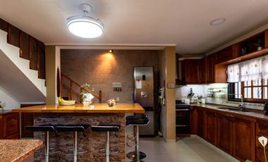 VENTA CASA 5 AMBIENTES CON COCHERA Y PILETA. PJE MALDONADO 5400