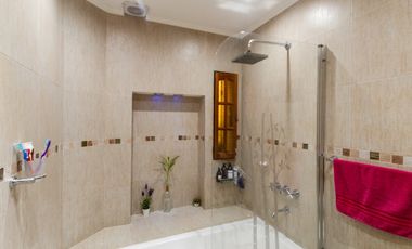 VENTA CASA 5 AMBIENTES CON COCHERA Y PILETA. PJE MALDONADO 5400