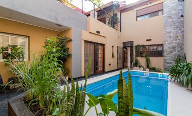 VENTA CASA 5 AMBIENTES CON COCHERA Y PILETA. PJE MALDONADO 5400
