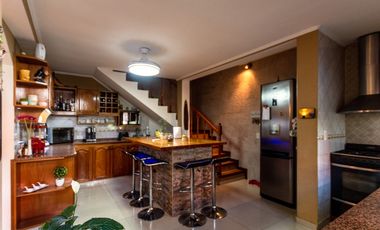 VENTA CASA 5 AMBIENTES CON COCHERA Y PILETA. PJE MALDONADO 5400