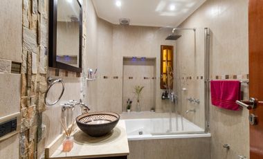 VENTA CASA 5 AMBIENTES CON COCHERA Y PILETA. PJE MALDONADO 5400