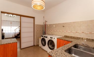 VENTA CASA 5 AMBIENTES CON COCHERA Y PILETA. PJE MALDONADO 5400
