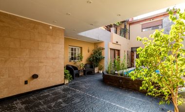 VENTA CASA 5 AMBIENTES CON COCHERA Y PILETA. PJE MALDONADO 5400