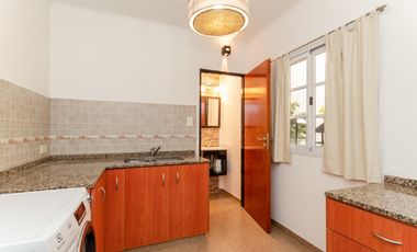 VENTA CASA 5 AMBIENTES CON COCHERA Y PILETA. PJE MALDONADO 5400