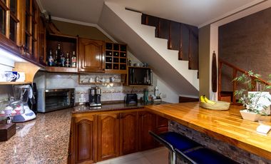 VENTA CASA 5 AMBIENTES CON COCHERA Y PILETA. PJE MALDONADO 5400