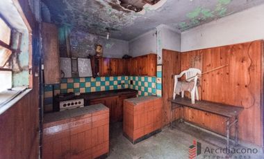 VENTA CASA CON COCHERA A DEMOLER/ LOTE, SAYOS 5400, VILLA LUGANO