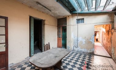 VENTA CASA CON COCHERA A DEMOLER/ LOTE, SAYOS 5400, VILLA LUGANO