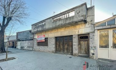 VENTA CASA CON COCHERA A DEMOLER/ LOTE, SAYOS 5400, VILLA LUGANO