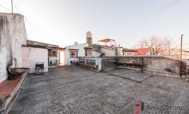 VENTA CASA CON COCHERA A DEMOLER/ LOTE, SAYOS 5400, VILLA LUGANO