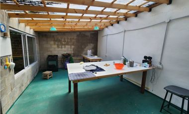 VENTA CASA 4 AMBIENTES CON TERRAZA, QUINCHO Y JARDIN. RUCCI 4500