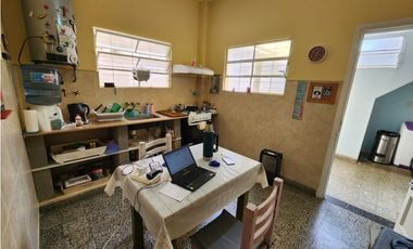 VENTA CASA 4 AMBIENTES CON TERRAZA, QUINCHO Y JARDIN. RUCCI 4500