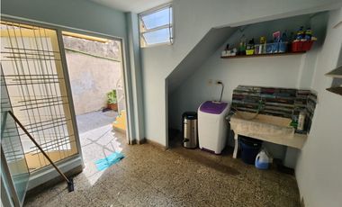 VENTA CASA 4 AMBIENTES CON TERRAZA, QUINCHO Y JARDIN. RUCCI 4500