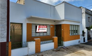 VENTA CASA 4 AMBIENTES CON TERRAZA, QUINCHO Y JARDIN. RUCCI 4500